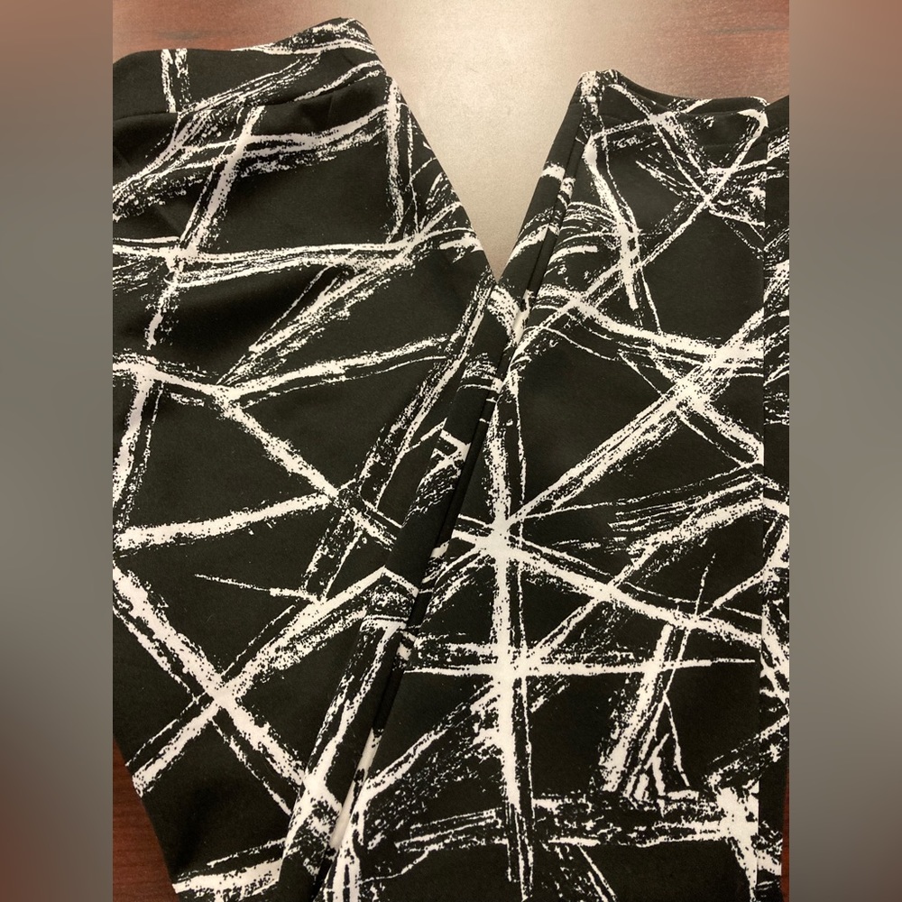 New Directions black and white geometric super stretch athletic pants.